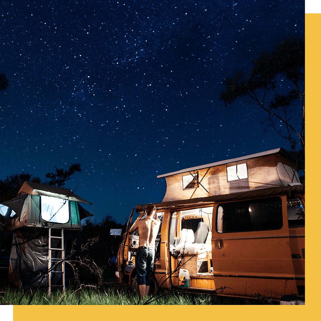 Photo de campeur avec ciel étoilé